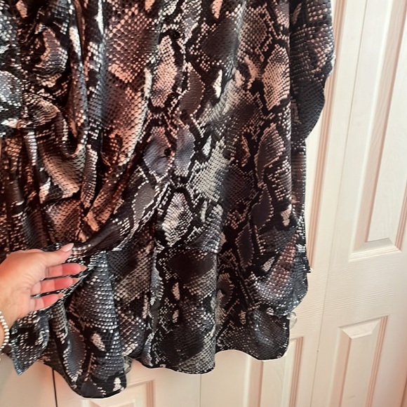 Gracia oversized button up. Large. - Picture 5 of 6